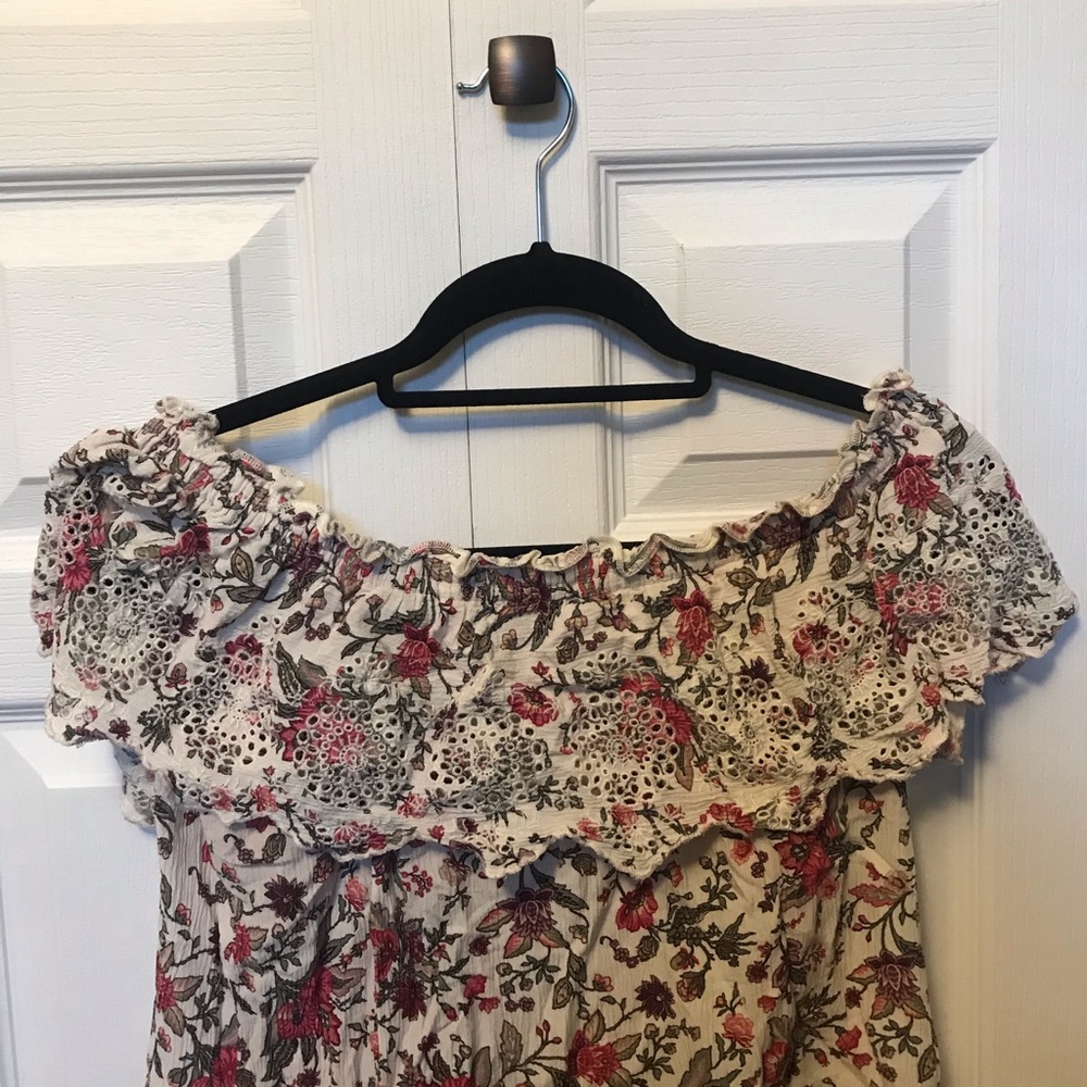 American Eagle out of shoulder tee